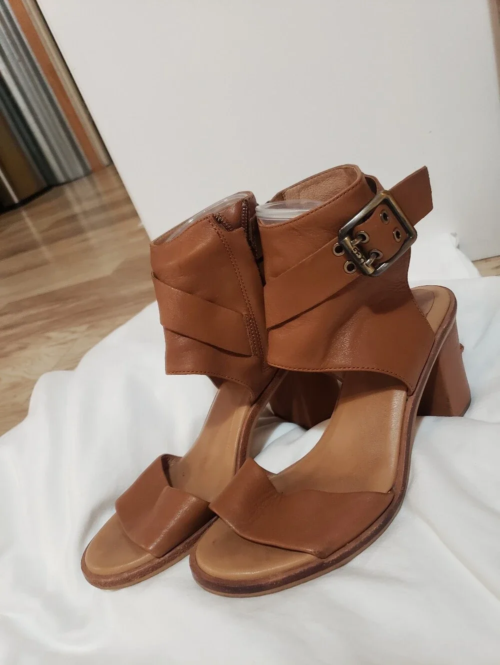 UGG Claudette Strap Buckle Heeled Sandal Chestnut Tan Leather 7